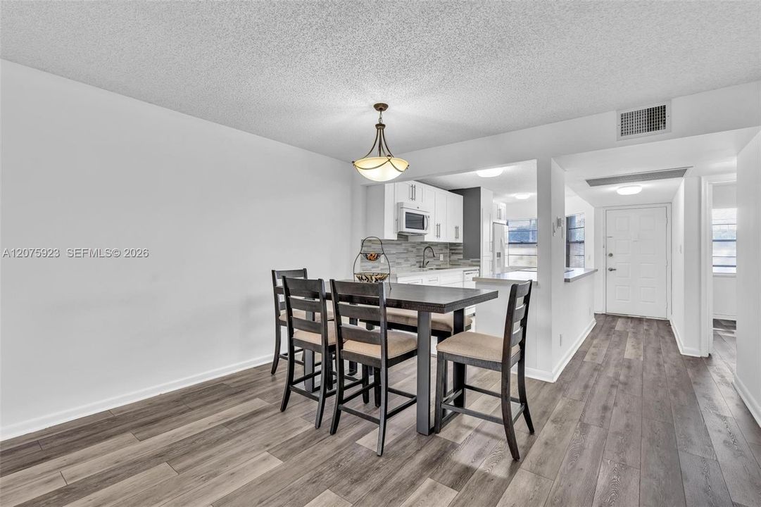 For Sale: $250,000 (2 beds, 2 baths, 1100 Square Feet)