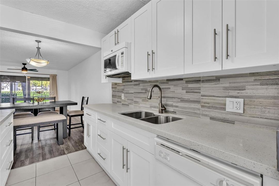 For Sale: $250,000 (2 beds, 2 baths, 1100 Square Feet)