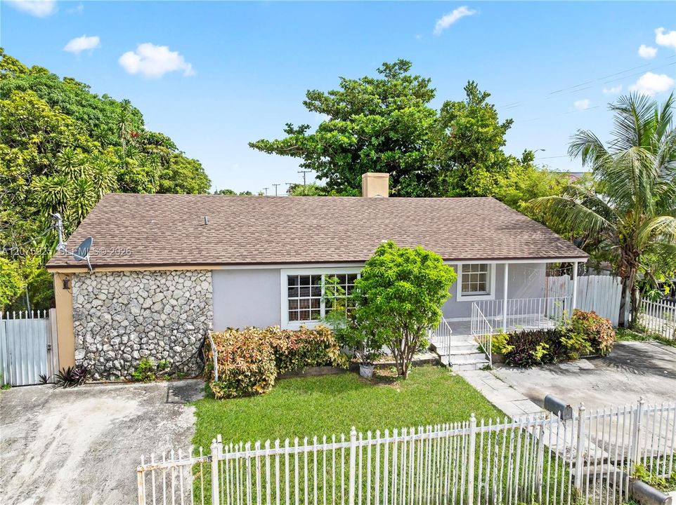 En Venta: $460,000 (4 camas, 2 baños, 1902 Pies cuadrados)