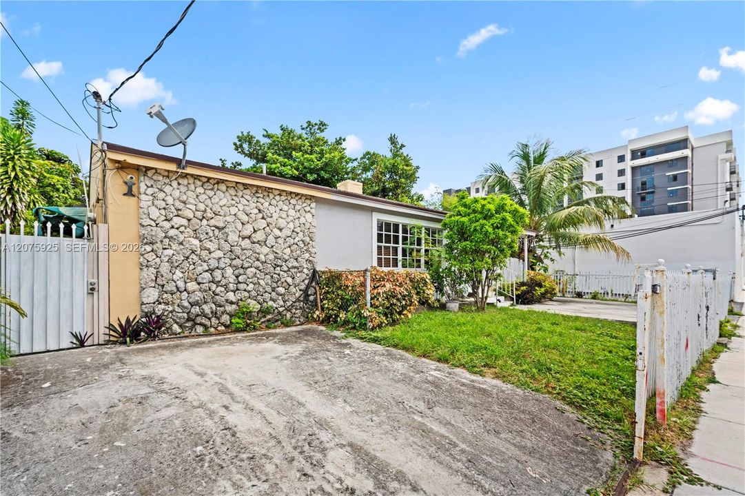 En Venta: $460,000 (4 camas, 2 baños, 1902 Pies cuadrados)