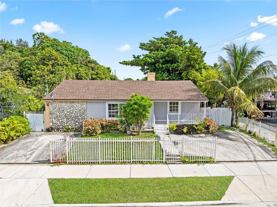En Venta: $460,000 (4 camas, 2 baños, 1902 Pies cuadrados)
