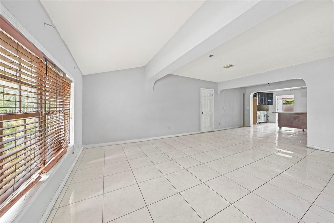 En Venta: $460,000 (4 camas, 2 baños, 1902 Pies cuadrados)