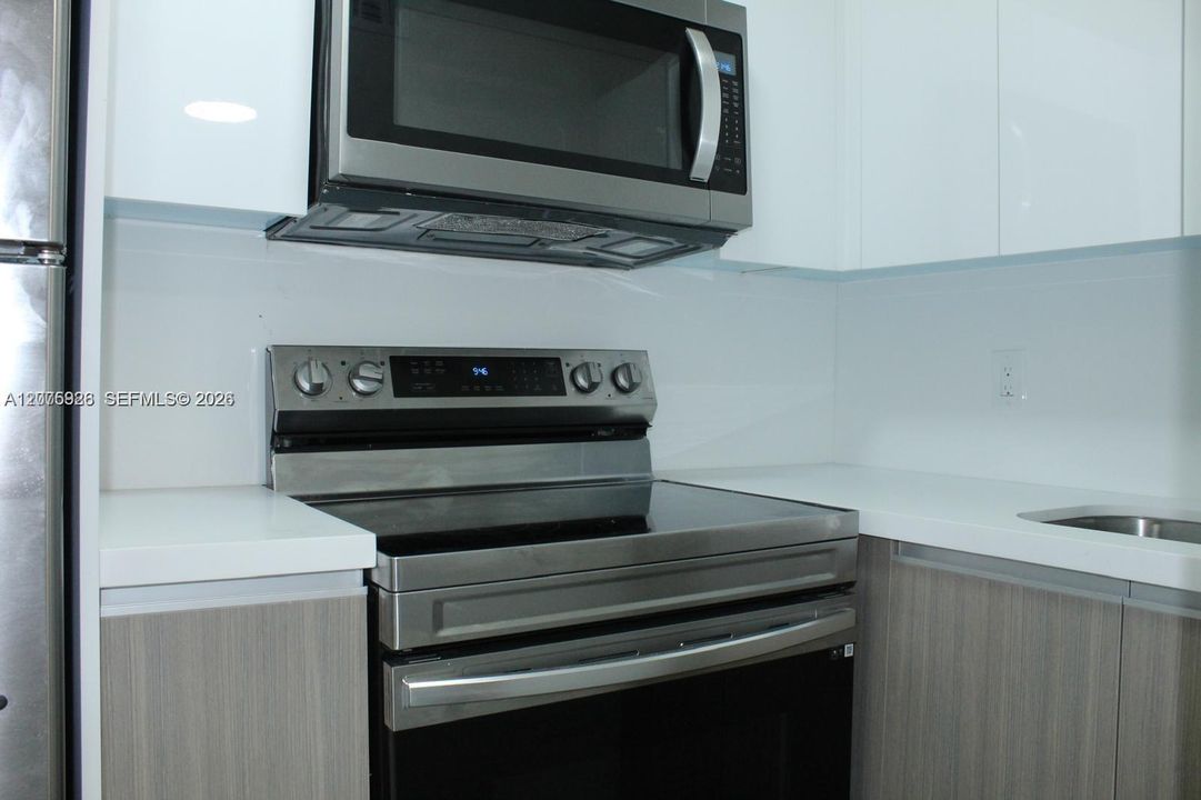 For Rent: $2,400 (1 beds, 1 baths, 581 Square Feet)