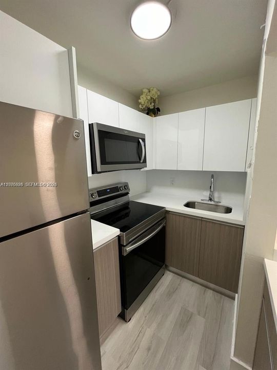 For Rent: $2,400 (1 beds, 1 baths, 581 Square Feet)