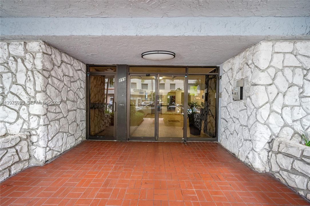 For Rent: $2,400 (1 beds, 1 baths, 581 Square Feet)