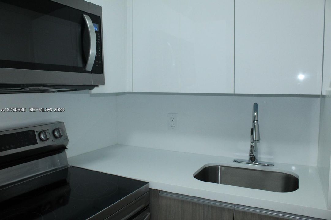 For Rent: $2,400 (1 beds, 1 baths, 581 Square Feet)