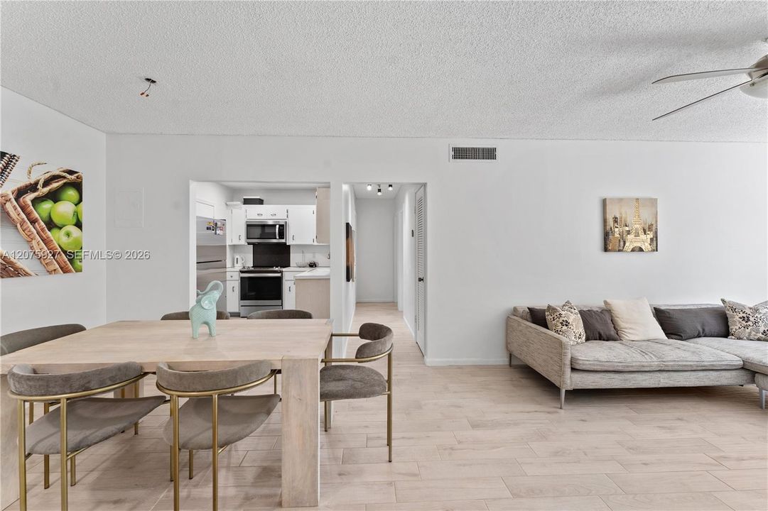 En Venta: $245,000 (2 camas, 2 baños, 1100 Pies cuadrados)