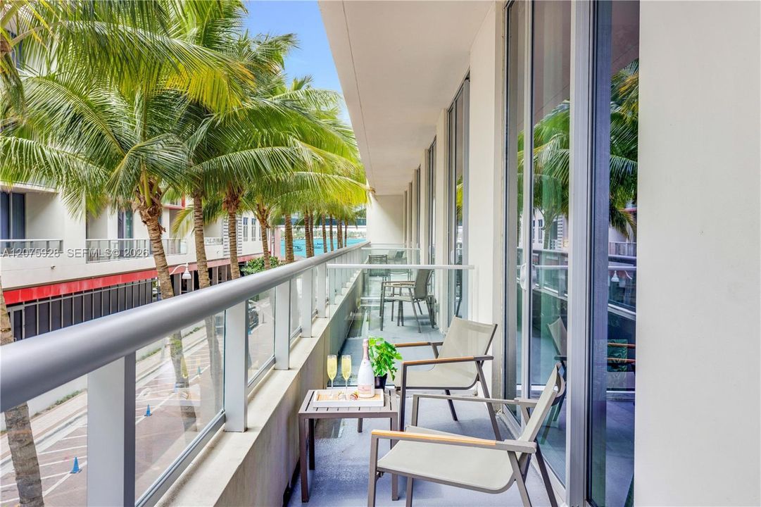 For Sale: $479,000 (1 beds, 1 baths, 835 Square Feet)