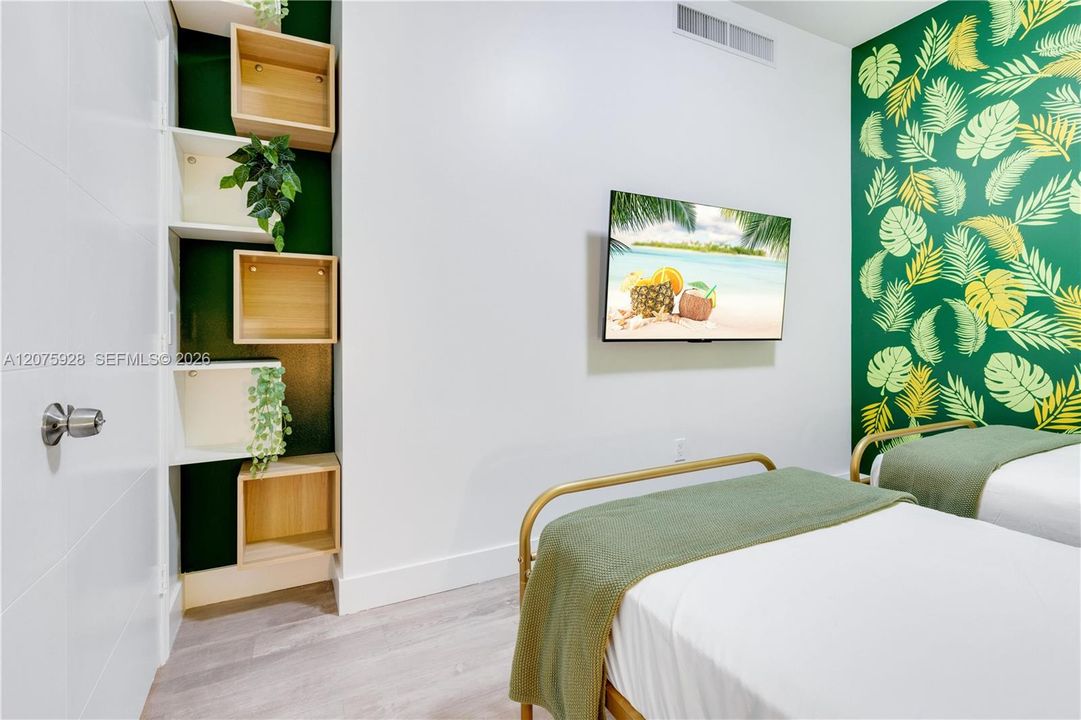 For Sale: $479,000 (1 beds, 1 baths, 835 Square Feet)
