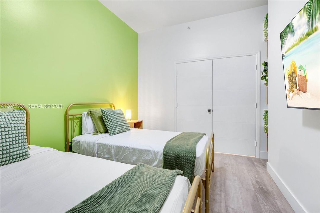 For Sale: $479,000 (1 beds, 1 baths, 835 Square Feet)