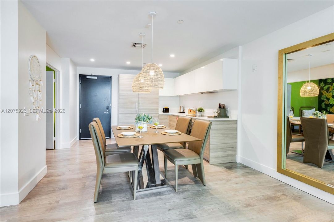 For Sale: $479,000 (1 beds, 1 baths, 835 Square Feet)