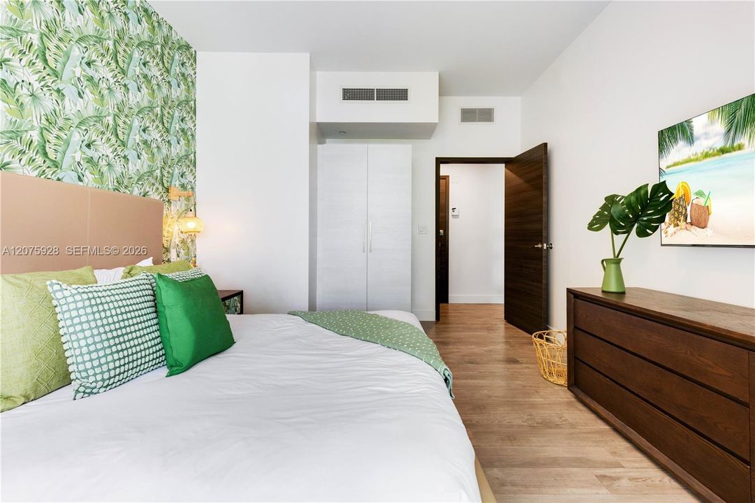 For Sale: $479,000 (1 beds, 1 baths, 835 Square Feet)