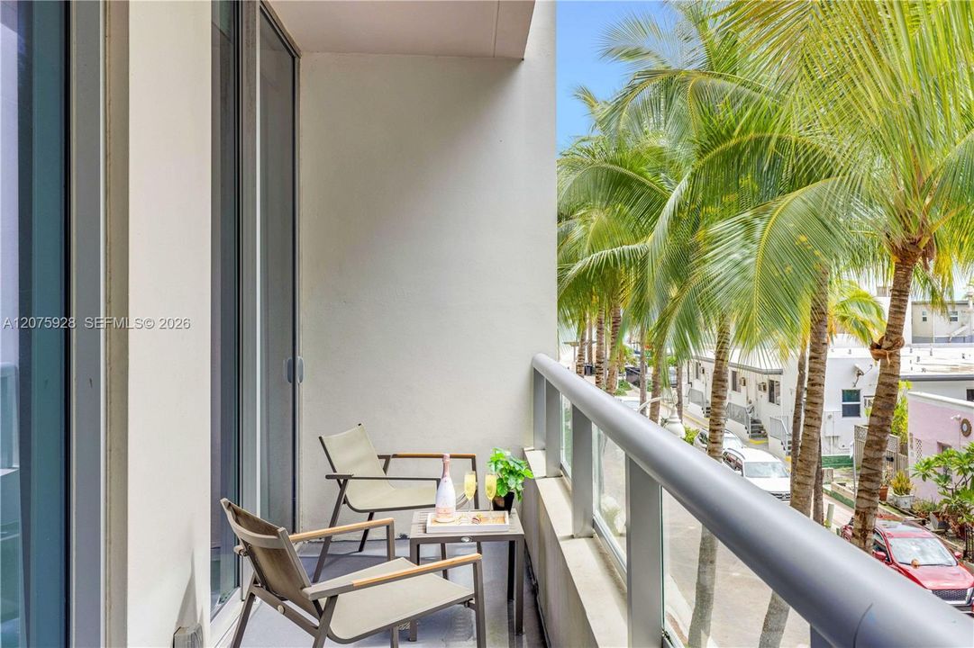 For Sale: $479,000 (1 beds, 1 baths, 835 Square Feet)