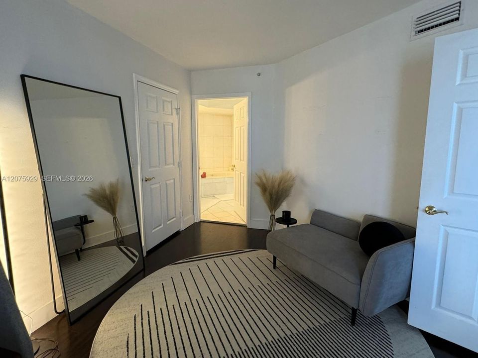 For Rent: $5,400 (2 beds, 2 baths, 1220 Square Feet)