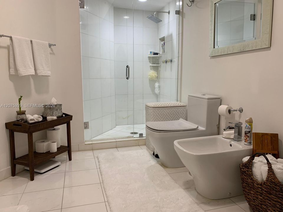 For Rent: $5,400 (2 beds, 2 baths, 1220 Square Feet)