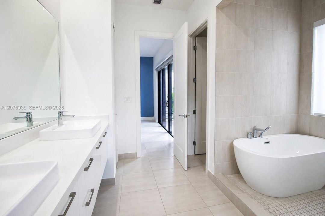 En Venta: $1,380,000 (4 camas, 3 baños, 3077 Pies cuadrados)