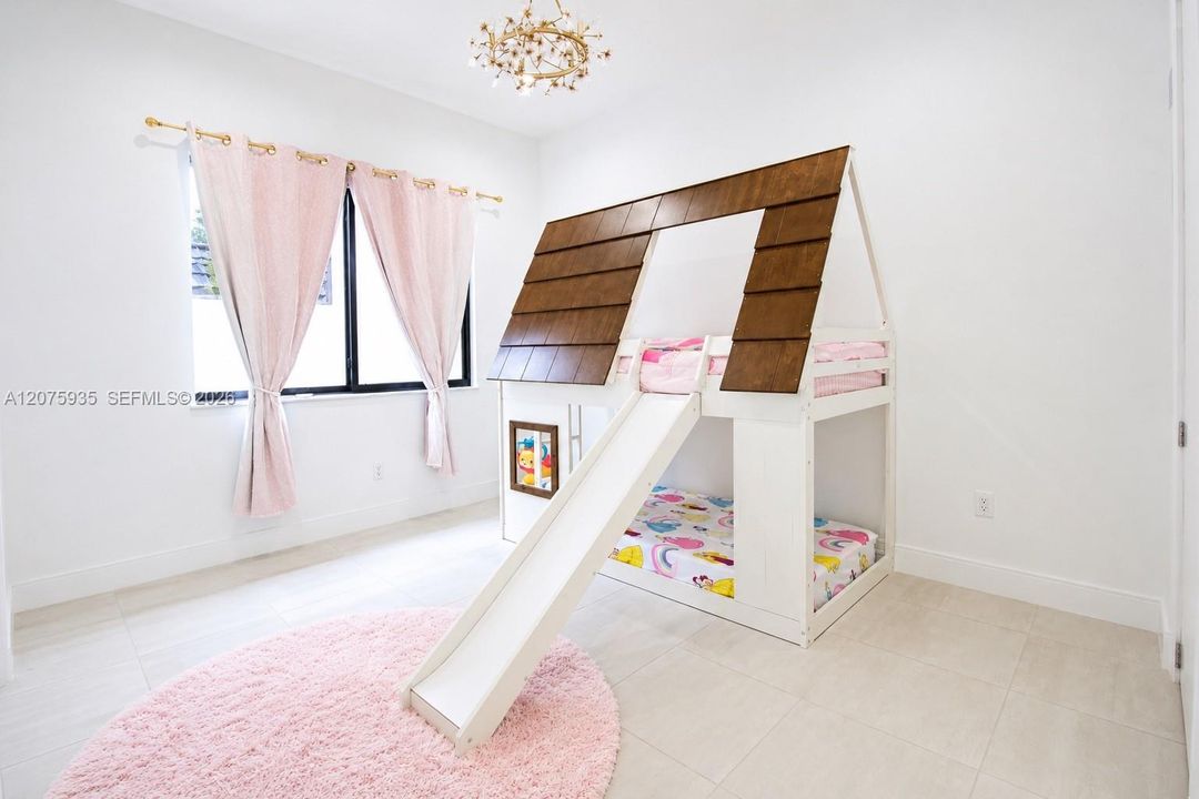 En Venta: $1,380,000 (4 camas, 3 baños, 3077 Pies cuadrados)
