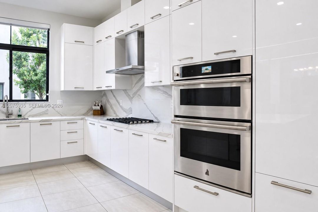 En Venta: $1,380,000 (4 camas, 3 baños, 3077 Pies cuadrados)