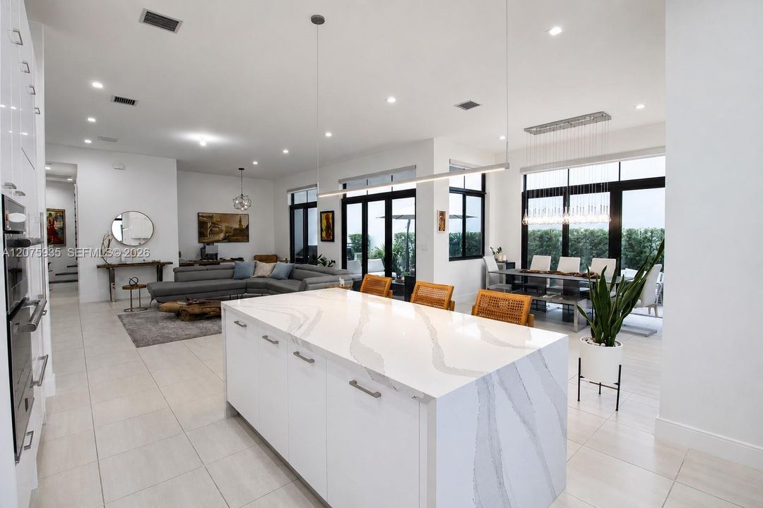 En Venta: $1,380,000 (4 camas, 3 baños, 3077 Pies cuadrados)