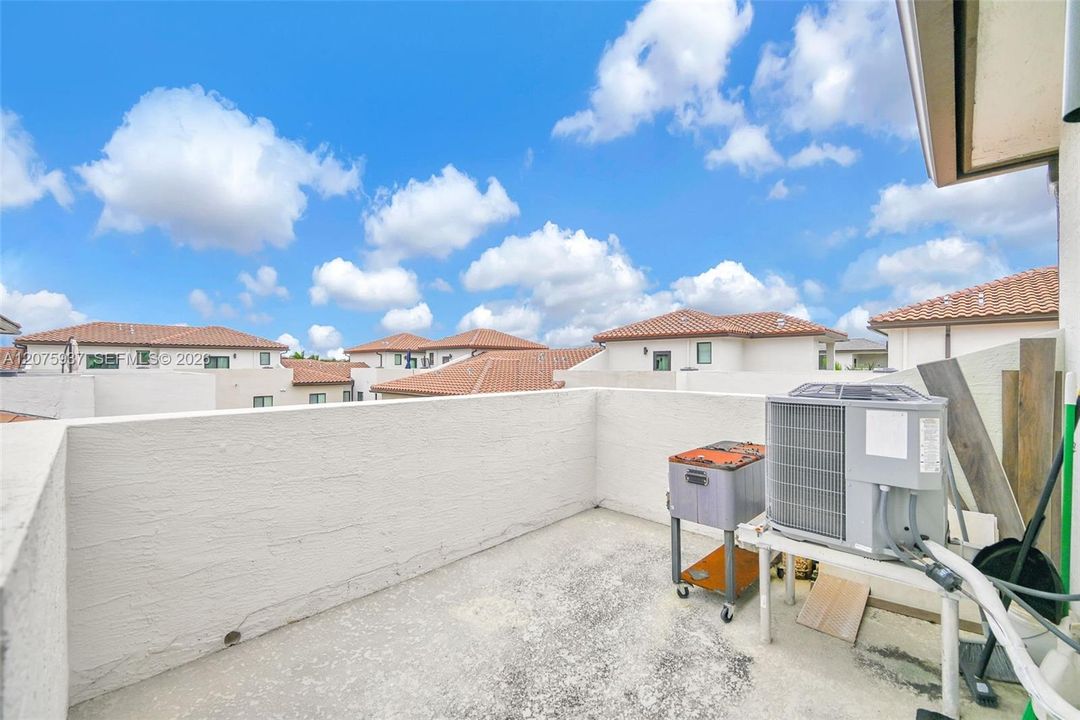 En Venta: $899,999 (3 camas, 3 baños, 2116 Pies cuadrados)