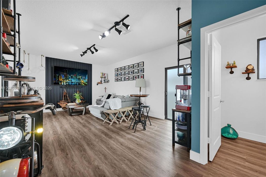 En Venta: $899,999 (3 camas, 3 baños, 2116 Pies cuadrados)