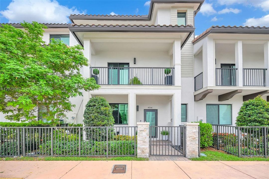 En Venta: $899,999 (3 camas, 3 baños, 2116 Pies cuadrados)