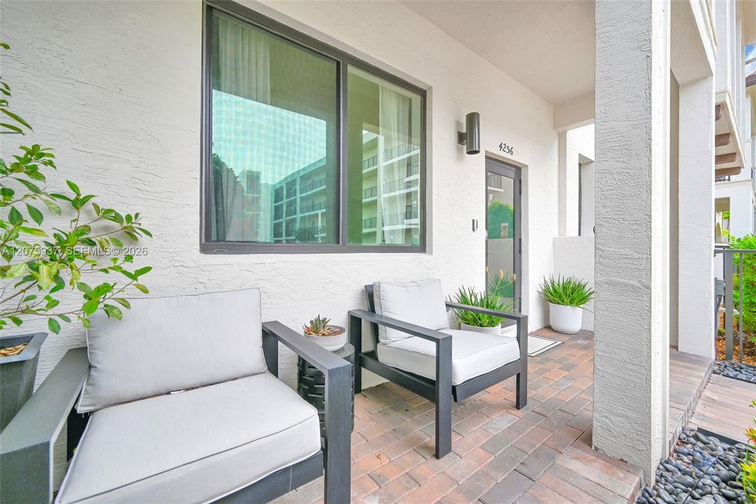 En Venta: $899,999 (3 camas, 3 baños, 2116 Pies cuadrados)