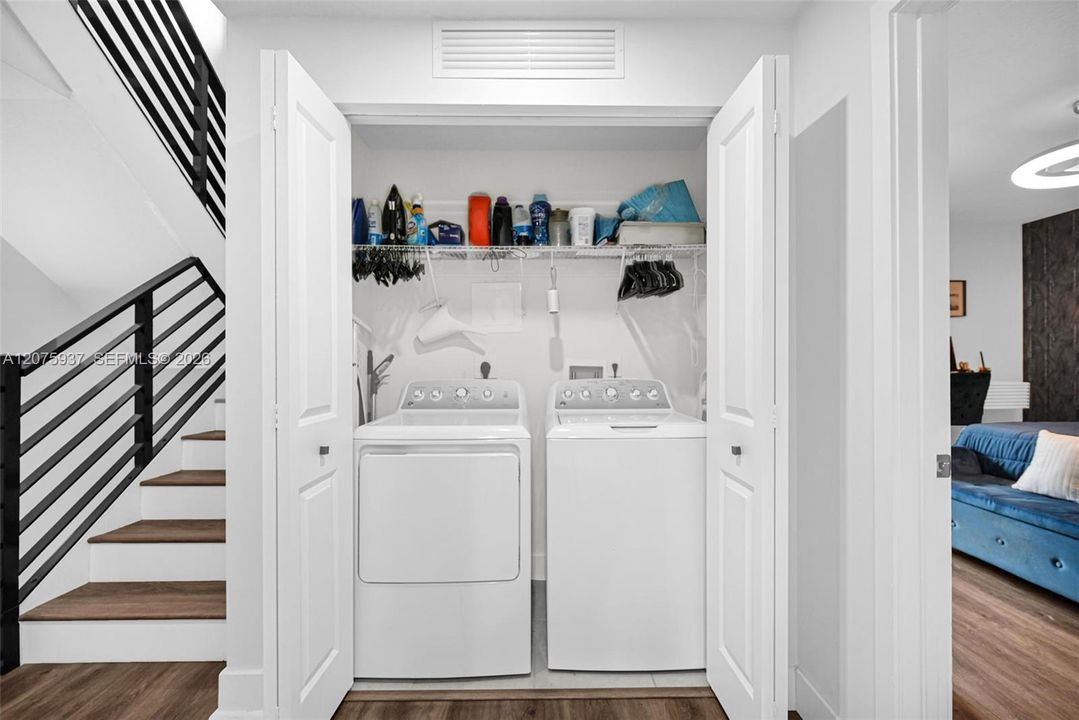 En Venta: $899,999 (3 camas, 3 baños, 2116 Pies cuadrados)