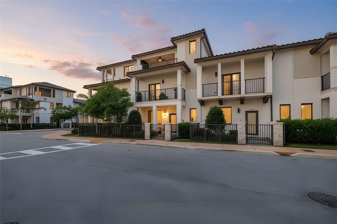 En Venta: $899,999 (3 camas, 3 baños, 2116 Pies cuadrados)