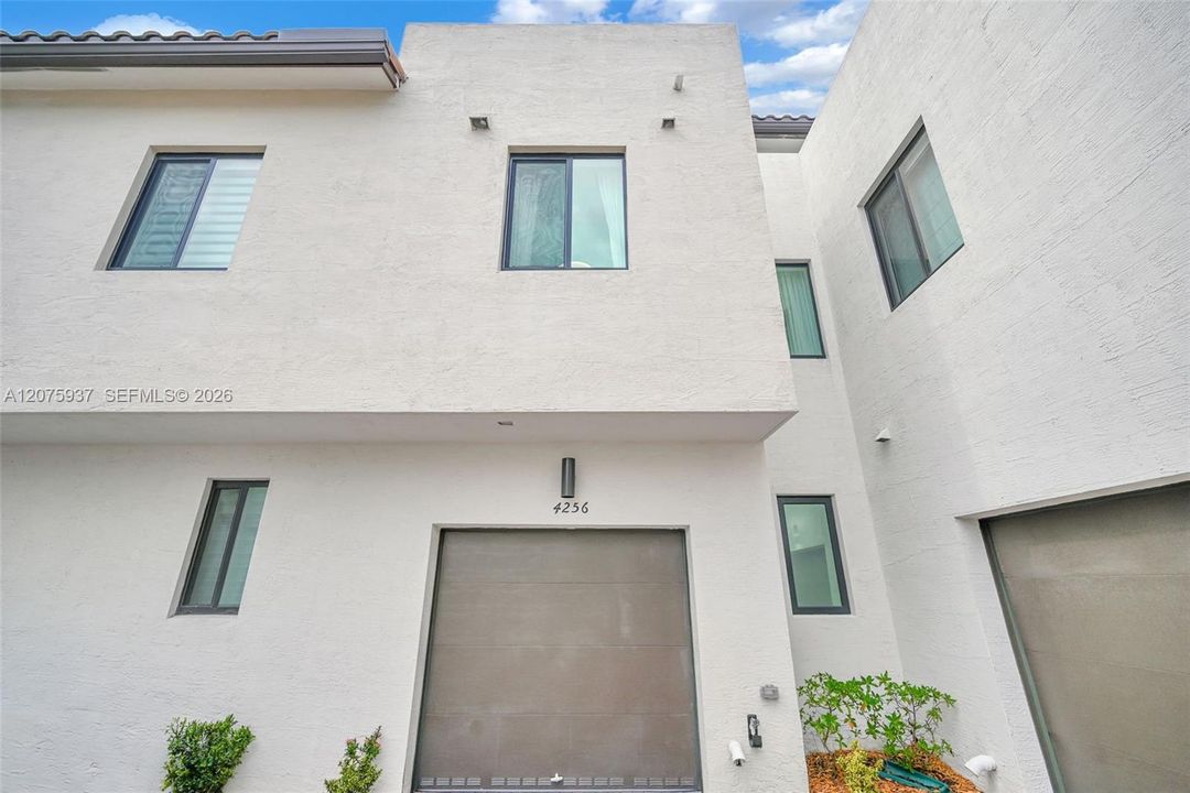 En Venta: $899,999 (3 camas, 3 baños, 2116 Pies cuadrados)