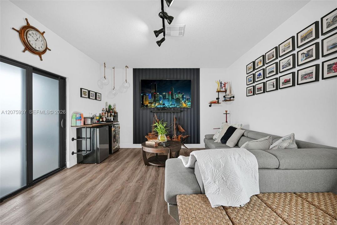 En Venta: $899,999 (3 camas, 3 baños, 2116 Pies cuadrados)
