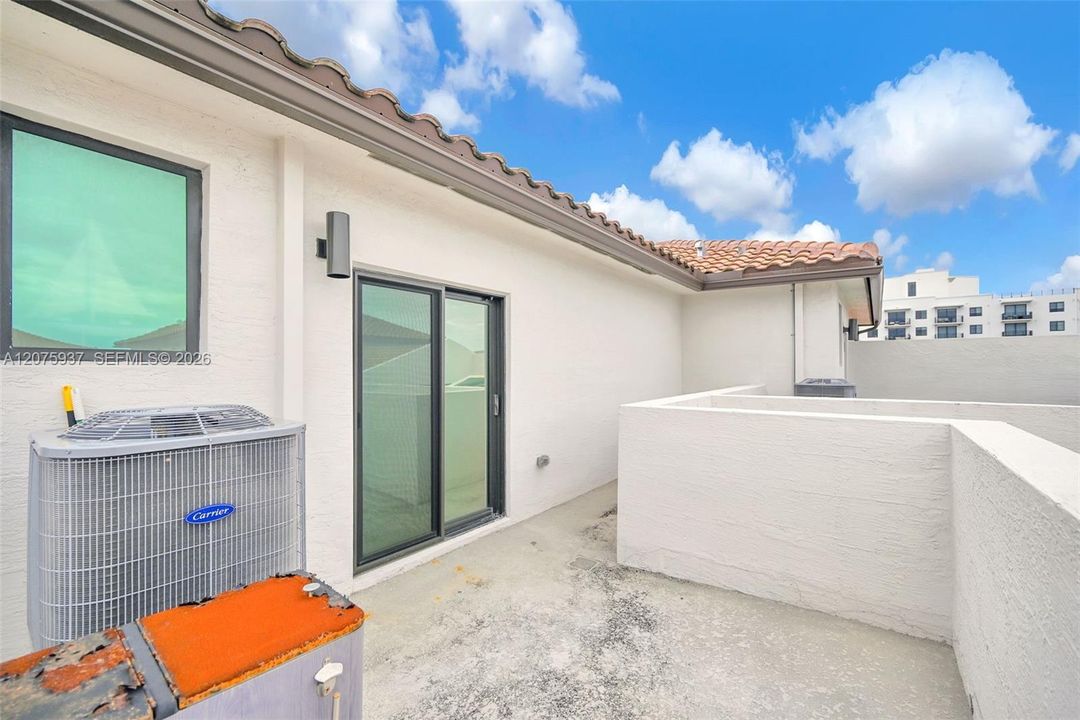 En Venta: $899,999 (3 camas, 3 baños, 2116 Pies cuadrados)