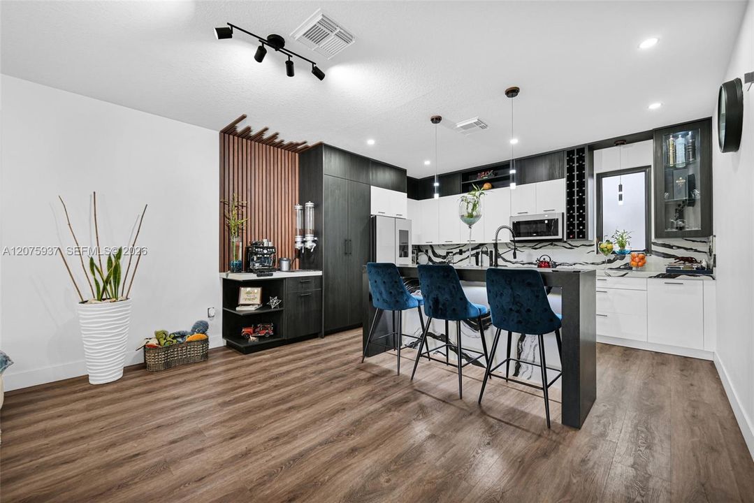 En Venta: $899,999 (3 camas, 3 baños, 2116 Pies cuadrados)