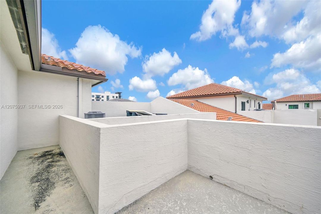 En Venta: $899,999 (3 camas, 3 baños, 2116 Pies cuadrados)
