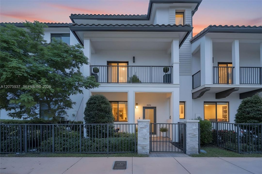 En Venta: $899,999 (3 camas, 3 baños, 2116 Pies cuadrados)