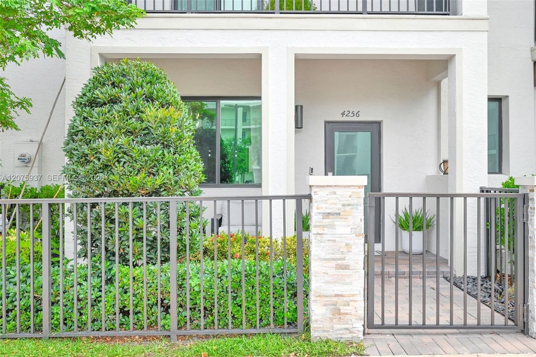 En Venta: $899,999 (3 camas, 3 baños, 2116 Pies cuadrados)