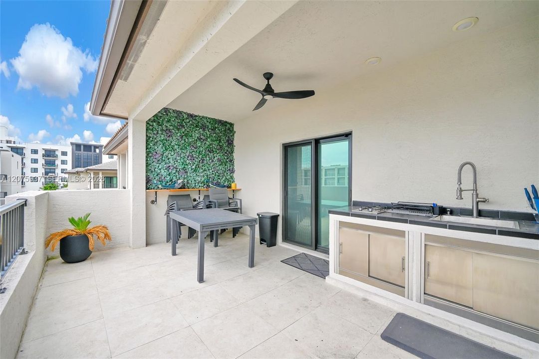 En Venta: $899,999 (3 camas, 3 baños, 2116 Pies cuadrados)
