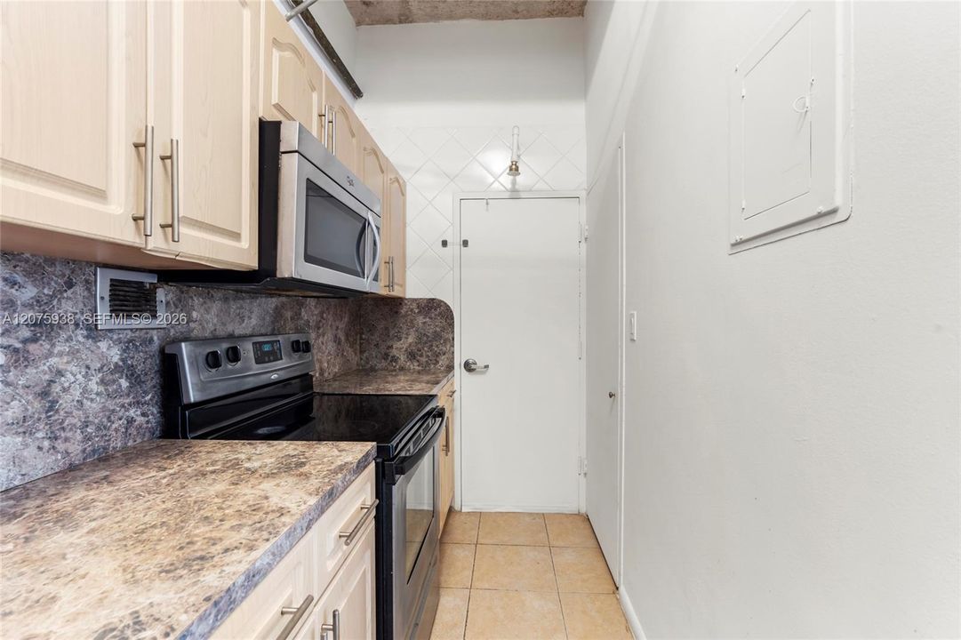 For Rent: $3,500 (0 beds, 1 baths, 682 Square Feet)