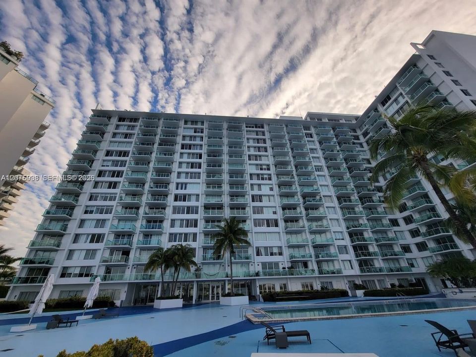 For Rent: $3,500 (0 beds, 1 baths, 682 Square Feet)