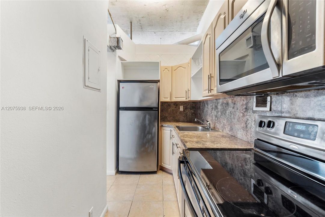 For Rent: $3,500 (0 beds, 1 baths, 682 Square Feet)
