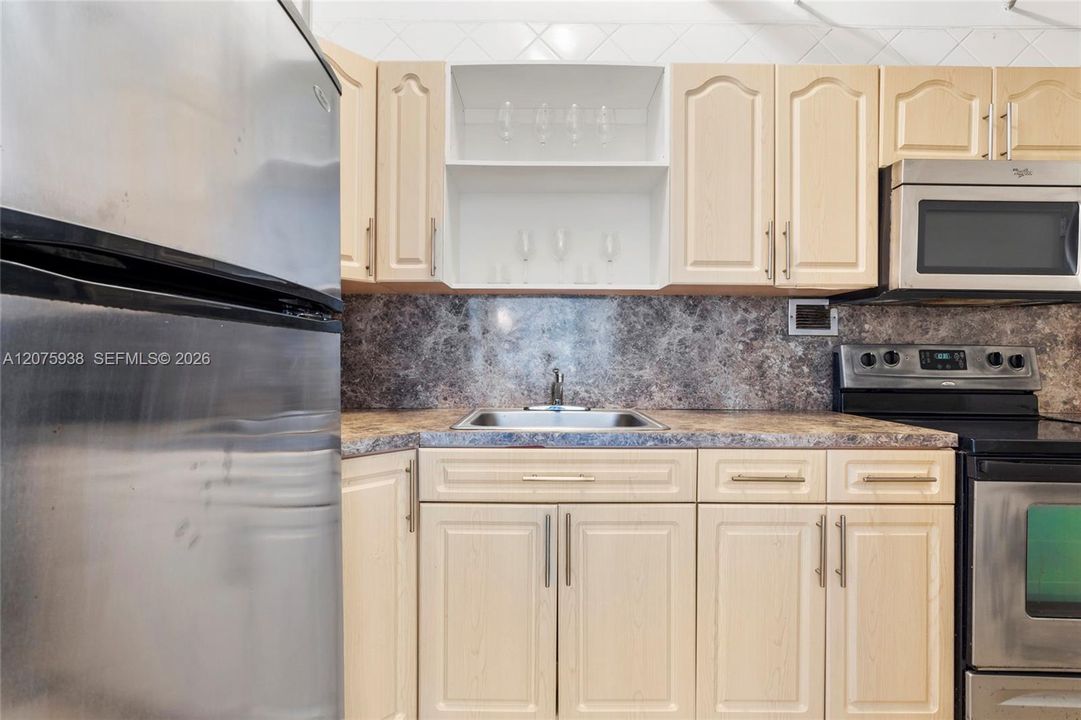 For Rent: $3,500 (0 beds, 1 baths, 682 Square Feet)