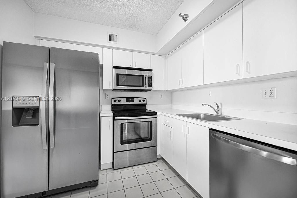 For Sale: $299,999 (2 beds, 2 baths, 1104 Square Feet)