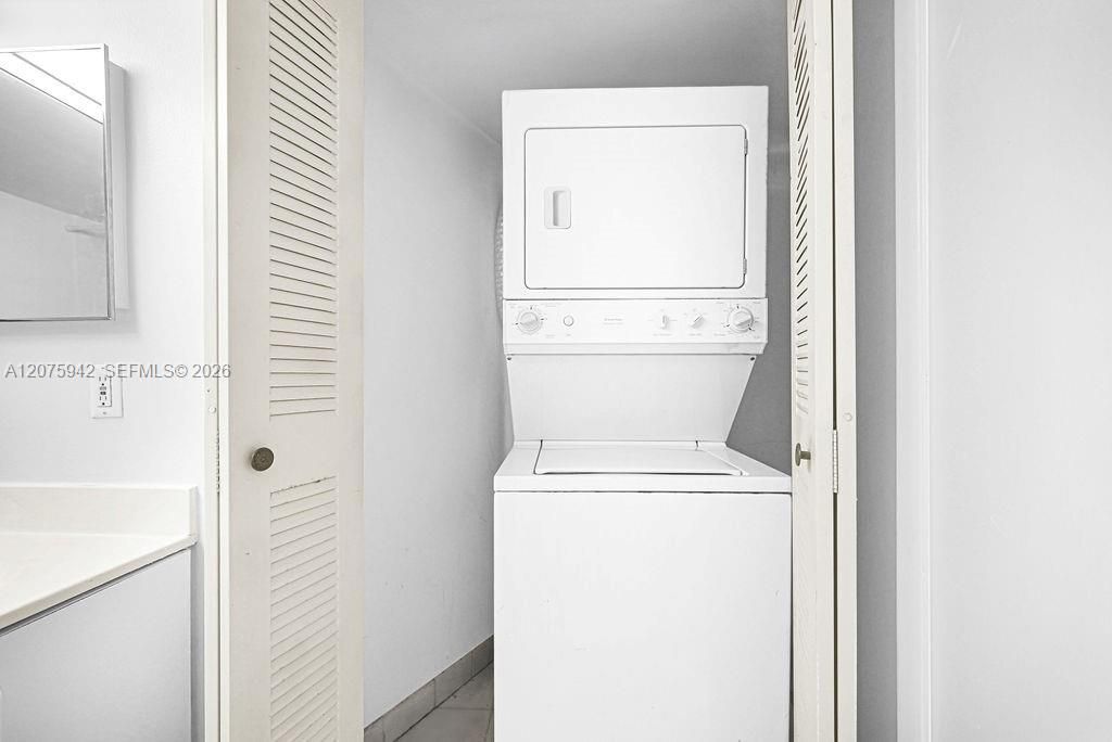 For Sale: $299,999 (2 beds, 2 baths, 1104 Square Feet)