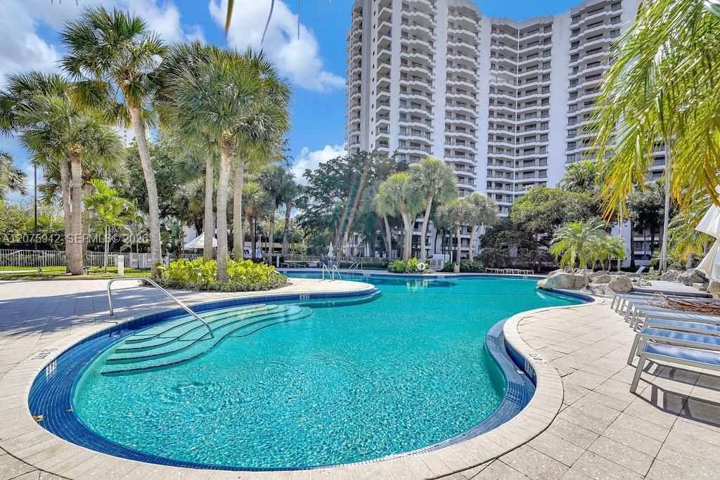 For Sale: $299,999 (2 beds, 2 baths, 1104 Square Feet)