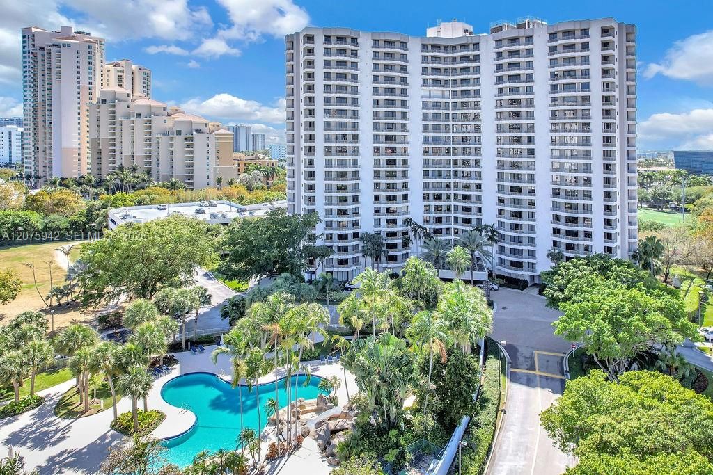 For Sale: $299,999 (2 beds, 2 baths, 1104 Square Feet)