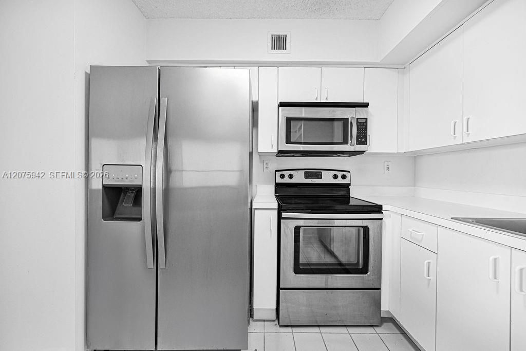 For Sale: $299,999 (2 beds, 2 baths, 1104 Square Feet)