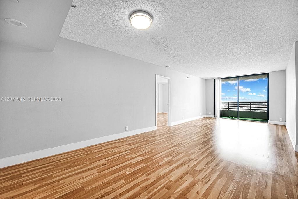 For Sale: $299,999 (2 beds, 2 baths, 1104 Square Feet)