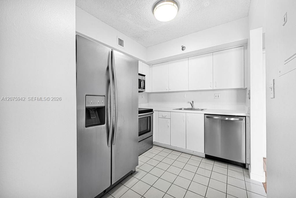 For Sale: $299,999 (2 beds, 2 baths, 1104 Square Feet)