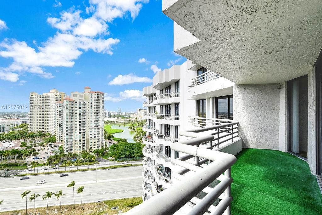 For Sale: $299,999 (2 beds, 2 baths, 1104 Square Feet)