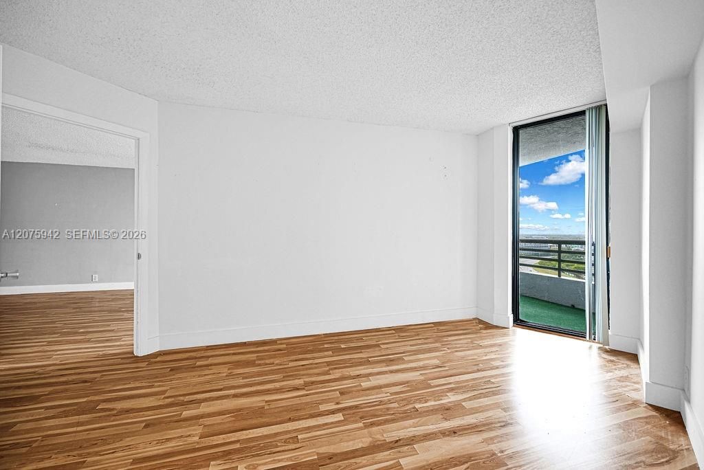 For Sale: $299,999 (2 beds, 2 baths, 1104 Square Feet)